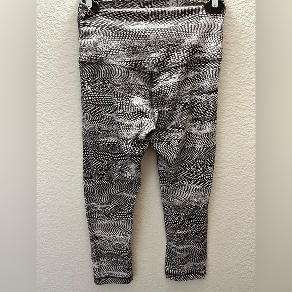 Lululemon Align Crop - Swerve Vapor Metal Grey | Color: Black/White | Size: 4 - Picture 3 of 7